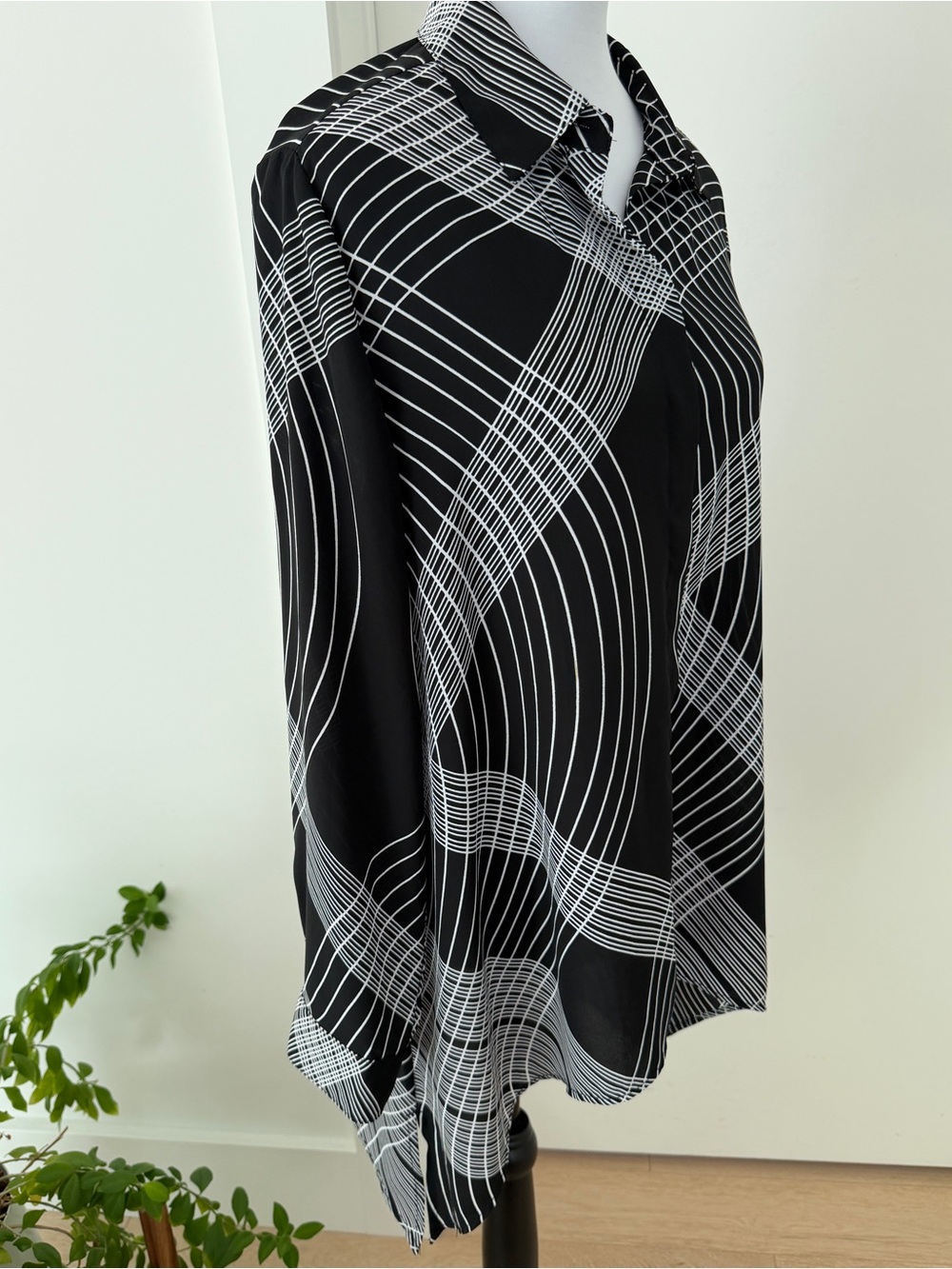 CHICO'S Rosalind Graphic Design Tunic Blouse Handkerchief Hem Sheer Travel Layer - Picture 7 of 17